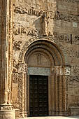 Pavia, Chiesa di San Michele Maggiore. Il portale di destra 